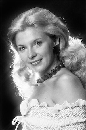 simsearch:846-06112056,k - 1970s PORTRAIT SMILING BLONDE WOMAN WEARING COSTUME JEWELRY NECKLACE AND OFF THE SHOULDER PEASANT BLOUSE LOOKING AT CAMERA Stock Photo - Rights-Managed, Code: 846-08639519