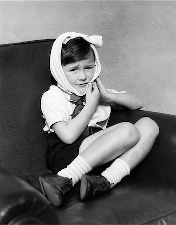 1930s BOY LOOKING AT CAMERA HEAD WRAPPED IN PAIN FROM SORE DENTAL TOOTH ACHE OR FROM MUMPS Fotografie stock - Rights-Managed, Codice: 846-08639537