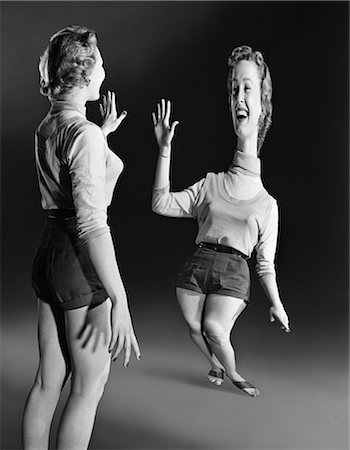 1940s 1950s YOUNG BLOND LAUGHING WOMAN LOOKING AT HERSELF DISTORTED IN FUN HOUSE MIRROR Stockbilder - Lizenzpflichtiges, Bildnummer: 846-08721075