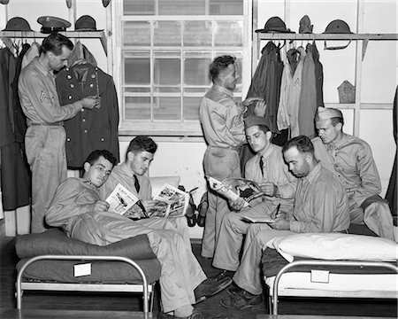 seconda guerra mondiale - 1940s AMERICAN SOLDIERS RELAXING IN BARRACKS READING MAGAZINES AND COMIC BOOKS Fotografie stock - Rights-Managed, Codice: 846-09012678