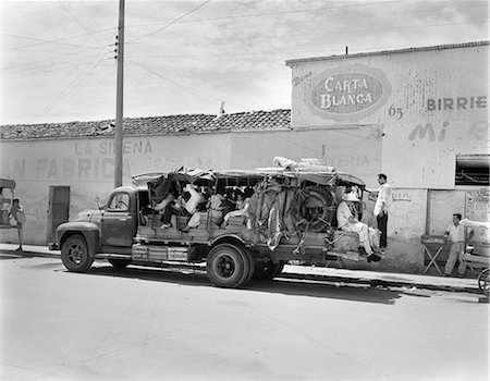 1930s PEOPLE RIDING ON TRUCK BUS WITH OPEN SIDES LUGGAGE PILED IN BACK RURAL MEXICO Photographie de stock - Rights-Managed, Code: 846-09012687