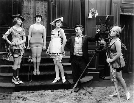 1910s COMIC PHOTOGRAPHER WITH MODELS IN SKIMPY BATHING COSTUMES SILENT MOVIE STILL Photographie de stock - Rights-Managed, Code: 846-09012681