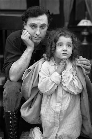 1910s 1920s MAN FATHER WITH ARM AROUND GIRL DAUGHTER KNEELING SAYING PRAYERS SILENT MOVIE STILL Photographie de stock - Rights-Managed, Code: 846-09012683