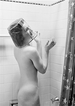 simsearch:649-07803554,k - 1930s NUDE WOMAN IN SHOWER WEARING SHOWER CAP THAT COVERS HER ENTIRE HEAD Stockbilder - Lizenzpflichtiges, Bildnummer: 846-09012701