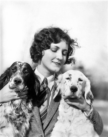 simsearch:846-09085320,k - 1920s WOMAN HOLDING PETTING TWO ENGLISH SETTER DOGS OUTDOORS Foto de stock - Direito Controlado, Número: 846-09012720
