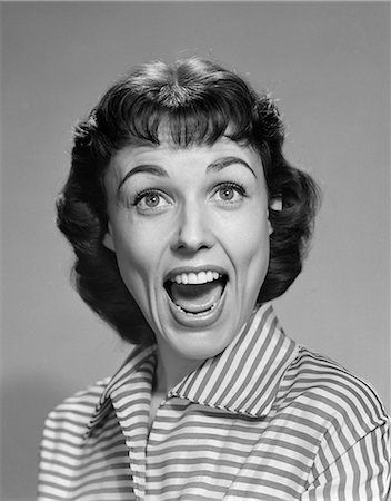 1950s 1960s WOMAN BRUNETTE SMILING LAUGHING MOUTH OPEN WIDE HAPPY FUNNY FACE LOOKING AT CAMERA WEARING STRIPED BLOUSE Foto de stock - Con derechos protegidos, Código: 846-09012744