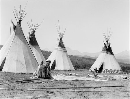 simsearch:846-08226099,k - 1920s THREE NATIVE AMERICAN INDIAN WOMEN OF SIOUX TRIBE WORKING ON TEPEE POLES AND HIDES MONTANA USA Photographie de stock - Rights-Managed, Code: 846-09012787