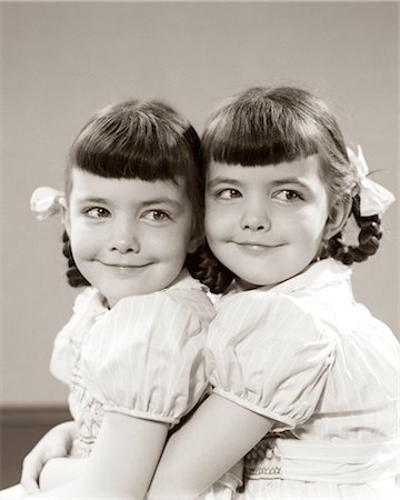 simsearch:846-02794599,k - 1940s 1950s TWIN GIRLS SMILING HUGGING Foto de stock - Con derechos protegidos, Código: 846-09012799