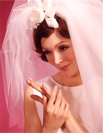 simsearch:846-09181567,k - 1960s PORTRAIT THOUGHTFUL BRIDE ADMIRING HER HANDS AND NEW WEDDING RING Stockbilder - Lizenzpflichtiges, Bildnummer: 846-09012849