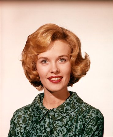 1960s PORTRAIT SMILING YOUNG WOMAN TEASED PAGE BOY RED HAIR WEARING PRINTED BLOUSE LOOKING AT CAMERA Foto de stock - Con derechos protegidos, Código: 846-09012909