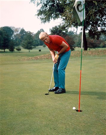 simsearch:846-09013047,k - 1960s 1970s BLOND MALE GOLFER PUTTING ON GREEN Photographie de stock - Rights-Managed, Code: 846-09012916