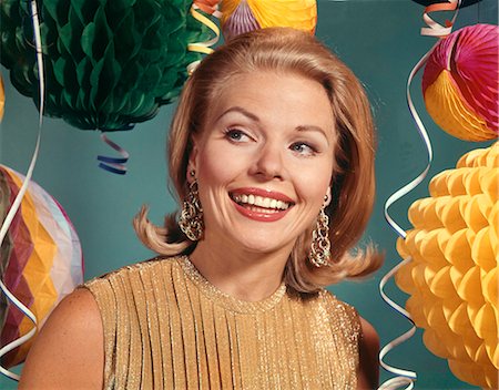 simsearch:846-05646019,k - 1960s SMILING BLONDE WOMAN WEARING EVENING CLOTHES GOLD LAME BLOUSE AMONG PARTY BALLOONS AND STREAMERS Photographie de stock - Rights-Managed, Code: 846-09012965