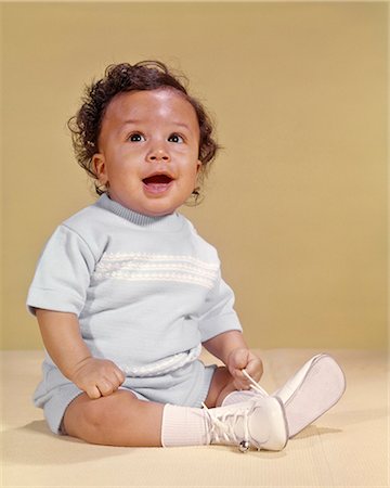 simsearch:846-09085311,k - 1970s SMILING CURLY HAIR AFRICAN AMERICAN BABY BOY SITTING HAPPY LOOKING UPWARD Foto de stock - Con derechos protegidos, Código: 846-09012963