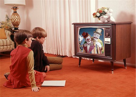 simsearch:846-02796632,k - 1960s TWO CHILDREN BOY GIRL SITTING RED CARPET LIVING ROOM WATCHING TV TELEVISION ENTERTAINMENT MEDIA Foto de stock - Con derechos protegidos, Código: 846-09013042