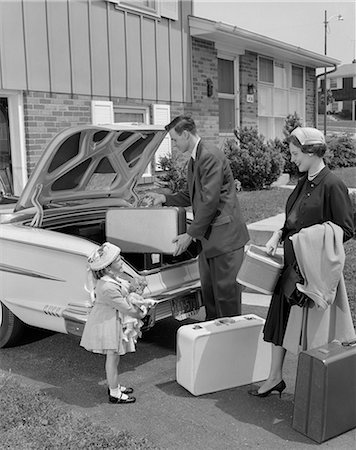 simsearch:846-06112178,k - 1950s FAMILY PACKING LUGGAGE INTO CAR TRUNK Photographie de stock - Rights-Managed, Code: 846-09013064