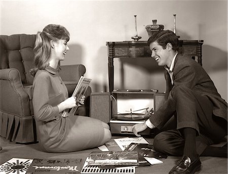 simsearch:846-06111990,k - 1962s YOUNG COUPLE MAN WOMAN BROWSING LISTENING VINYL RECORDS Stock Photo - Rights-Managed, Code: 846-09013074