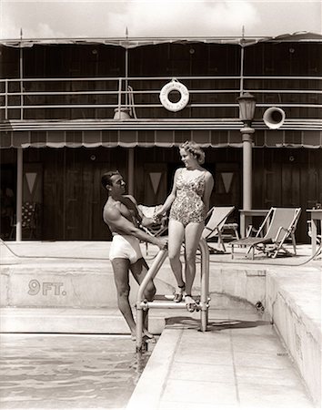 süden - 1930s MAN WOMAN COUPLE IN BATHING SUITS POOL SIDE VACATION HOTEL MIAMI BEACH FLORIDA USA Stockbilder - Lizenzpflichtiges, Bildnummer: 846-09013128