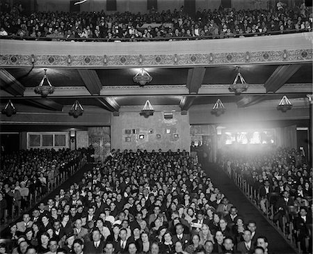 1930s AUDIENCE IN MOVIE THEATER PACKED FULL HOUSE Foto de stock - Con derechos protegidos, Código: 846-09085246