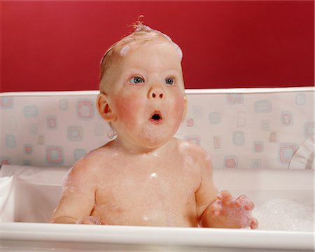 1960s EXCITED SURPRISED BABY IN BATHTUB SUDS ON HEAD AND FUNNY FACIAL EXPRESSION Foto de stock - Con derechos protegidos, Código: 846-09085309