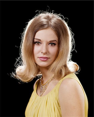 1960s PORTRAIT WOMAN LOOKING AT CAMERA BLOND BOUFFANT HAIR STYLE YELLOW DRESS GOLD RHINESTONE NECKLACE Photographie de stock - Rights-Managed, Code: 846-09085328