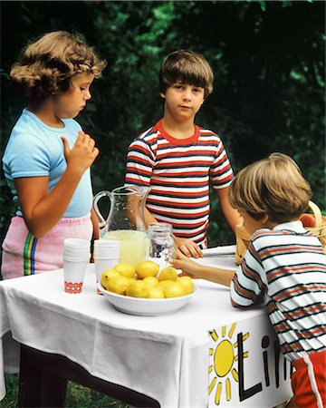 1980s KIDS AT LEMONADE STAND Photographie de stock - Rights-Managed, Code: 846-09085322