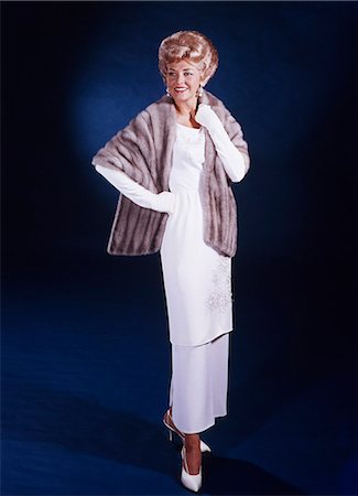 simsearch:877-07460634,k - 1960s BLOND MIDDLE AGED WOMAN LONG WHITE GOWN GLOVES WEARING FUR STOLE AND ELEGANT FULL LENGTH FORMAL ATTIRE Stockbilder - Lizenzpflichtiges, Bildnummer: 846-09085323