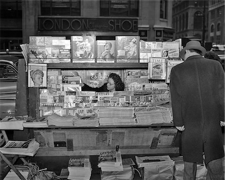 simsearch:846-09181963,k - 1940s MAGAZINE NEWSSTAND AT NIGHT CORNER 42ND STREET & MADISON AVENUE NEW YORK CITY USA Photographie de stock - Rights-Managed, Code: 846-09085378