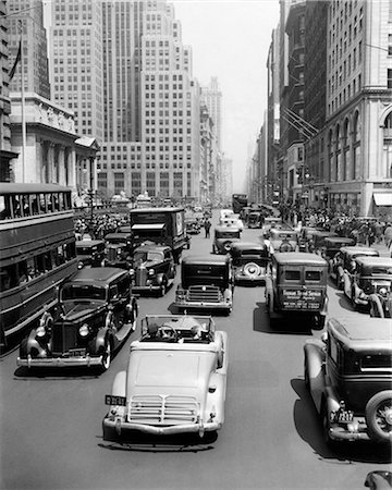 simsearch:846-05648450,k - 1930s CARS TRUCKS DOUBLE DECKER BUSES STREET TRAFFIC 5TH AVENUE TRAFFIC BY PUBLIC LIBRARY MANHATTAN NEW YORK CITY USA Photographie de stock - Rights-Managed, Code: 846-09085397