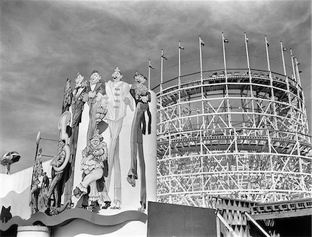 reine - 1930s 1939 WORLD'S FAIR CLOWN MURAL AND ROLLER COASTER IN AMUSEMENT AREA NEW YORK CITY NY USA Photographie de stock - Rights-Managed, Code: 846-09085392