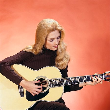 simsearch:846-05647222,k - 1970s BLOND WOMAN PLAYING GUITAR Photographie de stock - Rights-Managed, Code: 846-09161495