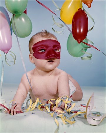first birthday - 1960s BABY GIRL WEARING RED MASK PARTY BALLOONS STREAMERS Foto de stock - Con derechos protegidos, Código: 846-09161497