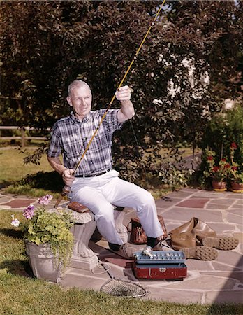 simsearch:846-09181612,k - 1960s OLDER MAN SITTING IN BACKYARD WITH FISHING ROD AND GEAR TACKLE BOX BOOTS CREEL NET RETIRED HOBBY Stockbilder - Lizenzpflichtiges, Bildnummer: 846-09161534