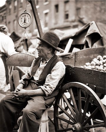 simsearch:846-06112288,k - 1930s DEPRESSION ERA PUSHCART MERCHANT SITTING BY CART WITH PRODUCE AND SCALE OUTDOOR NEW YORK CITY USA Stock Photo - Rights-Managed, Code: 846-09161561