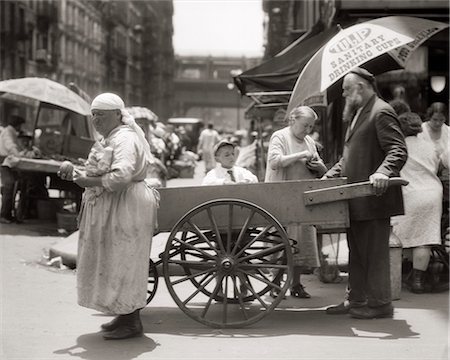 family life 1930s - 1930s DEPRESSION ERA LOWER EAST SIDE PUSHCART SCENE WITH EASTERN EUROPEAN IMMIGRANT VENDORS AND CUSTOMERS NEW YORK CITY USA Photographie de stock - Rights-Managed, Code: 846-09161562