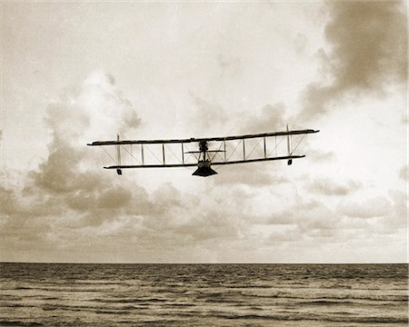 simsearch:846-06112007,k - 1910s EARLY WALSH BROTHERS WORLD WAR ONE BIPLANE SEAPLANE PILOT TRAINING FLYING BOAT OVER THE OCEAN OUTDOOR NEW ZEALAND Stock Photo - Rights-Managed, Code: 846-09161570