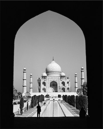 simsearch:862-07690078,k - 1950s THE TAJ MAHAL FRAMED BY ENTRANCE GATEWAY ARCH NEW DELHI INDIA Stock Photo - Rights-Managed, Code: 846-09161592