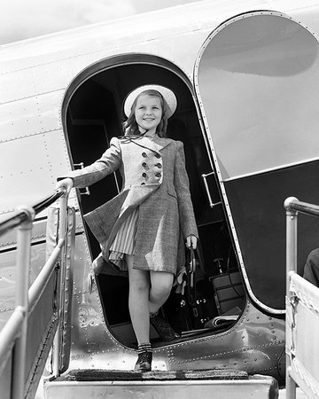 simsearch:846-05645846,k - 1940s SMILING GIRL STEPPING OFF OF AMERICAN AIRLINES PASSENGER PLANE ARRIVING DISEMBARKING Photographie de stock - Rights-Managed, Code: 846-09181466