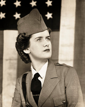 simsearch:614-06719170,k - 1940s PORTRAIT SERIOUS WOMAN VOLUNTEER WEARING WORLD WAR II MILITARY ARMY UNIFORM Stockbilder - Lizenzpflichtiges, Bildnummer: 846-09181503