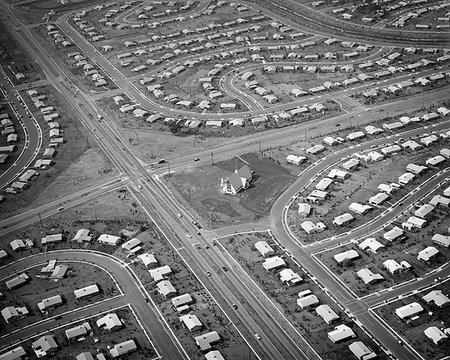 simsearch:846-03165623,k - 1950s AERIAL OF HOUSING DEVELOPMENT WITH CHURCH BEING BUILT ON CENTRAL INTERSECTION LEVITTOWN PENNSYLVANIA USA Foto de stock - Con derechos protegidos, Código: 846-09181516