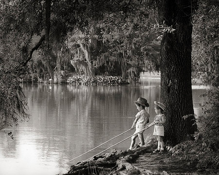 1960s LITTLE BOY AND GIRL FISHING HOLDING STICKS IN WATER BAYOU VEGETATION SPANISH MOSS HANGING FROM TREES Foto de stock - Con derechos protegidos, Código: 846-09181518