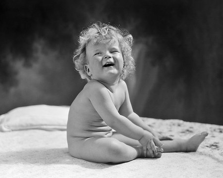 1930S LAUGHING NAKED CURLY HAIRED BABY LOOKING UP Foto de stock - Con derechos protegidos, Código: 846-09181537