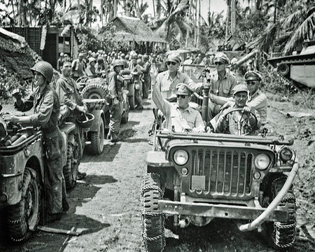 1940s GENERAL MacARTHUR RIDING IN JEEP INSPECTS WAR IN THE PACIFIC THEATER TROOPS OCTOBER 29 1944 Photographie de stock - Rights-Managed, Code: 846-09181532