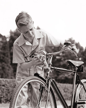 1940s BLOND YOUNG TEENAGE BOY POLISHING HEADLIGHT ON EXPENSIVE ENGLISH BICYCLE Fotografie stock - Rights-Managed, Codice: 846-09181557