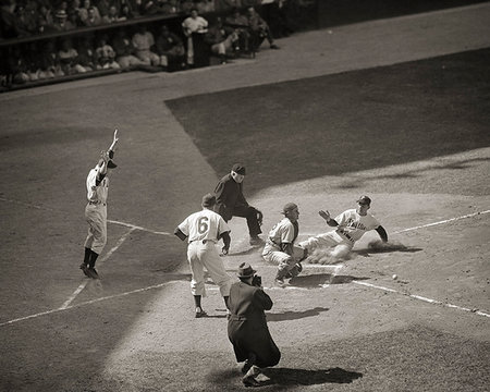 APRIL 16 1950 BASEBALL GAME BROOKLYN DODGERS & PHILADELPHIA PHILLIES PLAYER SLIDING INTO HOME PLATE SAFE CATCHER WAITS FOR BALL Photographie de stock - Rights-Managed, Code: 846-09181596