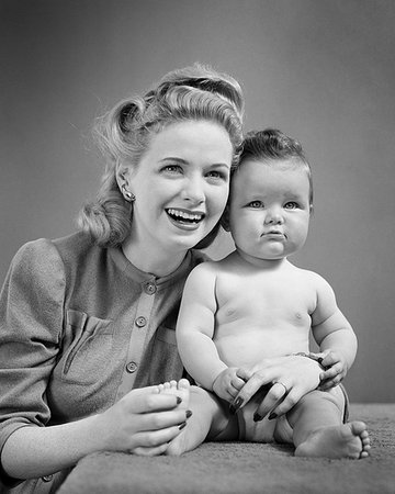 1940 SMILING BLONDE WOMAN MOTHER WITH POUTING BABY GIRL SITTING ON TABLE BOTH LOOKING AT CAMERA Stockbilder - Lizenzpflichtiges, Bildnummer: 846-09181607