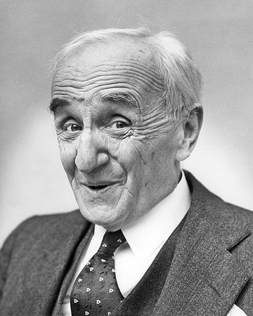 simsearch:846-02794968,k - 1930s PORTRAIT OF WHITE HAIRED SENIOR BUSINESS MAN WITH VERY AGED WRINKLED FACE SMILING LOOKING AT CAMERA Stock Photo - Rights-Managed, Code: 846-09181609