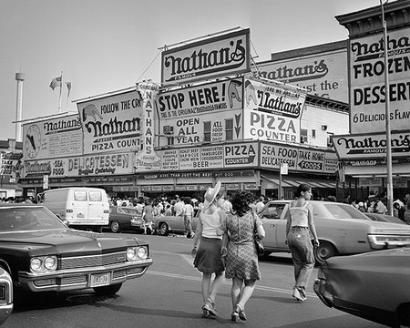 1970s PEDESTRIANS CROSSING STREET TO NATHAN'S HOT DOG STAND AT CONEY ISLAND BEACH NY USA Foto de stock - Con derechos protegidos, Código: 846-09181634