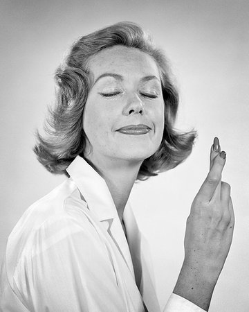 1950s 1960s WOMAN SMILING EYES CLOSED WISHING WITH CROSSED FINGERS Stockbilder - Lizenzpflichtiges, Bildnummer: 846-09181644