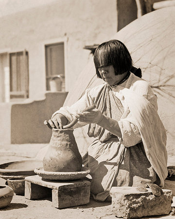 1930s NATIVE AMERICAN INDIAN WOMAN ARTIST MAKING POTTERY SAN ILDEFONSO PUEBLO NEW MEXICO USA Photographie de stock - Rights-Managed, Code: 846-09181658