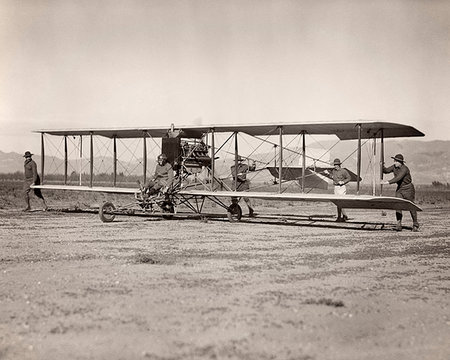 simsearch:846-06112310,k - 1910s GLENN CURTISS IN WRIGHT BROTHERS AIRPLANE 1910 Fotografie stock - Rights-Managed, Codice: 846-09181653